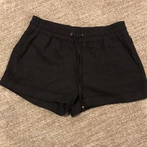 Black linens shorts with front pockets. Size med.